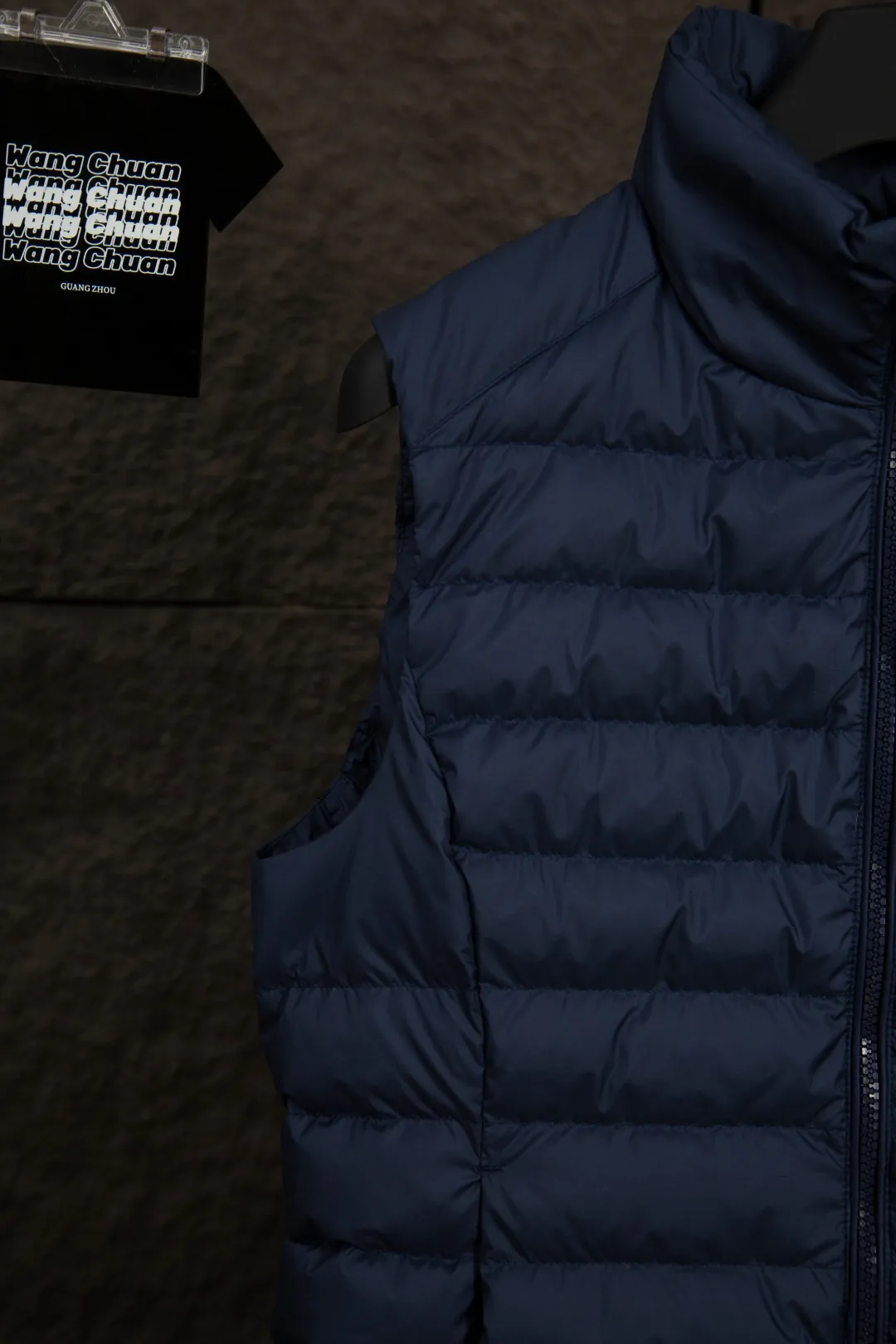 P340 Actual Photos [Popular in Winter] Style No.: 25125# Color: Black/Navy Blue/Almond Size: S-XL - Ralph Lauren/Ralph Lauren 2025FW Popular Winter Item Stand Collar Three-Zip Couple Style Rib Down Vest Vest - Craftsmanship 400T diamond-proof nylon on the face Grid down filling inside 400T high-density gallbladder isolation - Correct slightly waisted version on both sides The placket is made of cotton webbing and has double zipper pockets on both sides - RL's hottest vest this year. Out of stock at counters. A treasure item with a winter atmosphere. It comes in three basic colors. It can be worn by both men and women, especially the creamy white with a warm red feel. Comes with a beauty filter, which girls love. The overall fluffiness is just right. It is light and not bloated. It is very chill. It can enhance the overall fashion sense whether worn outside or inside.
